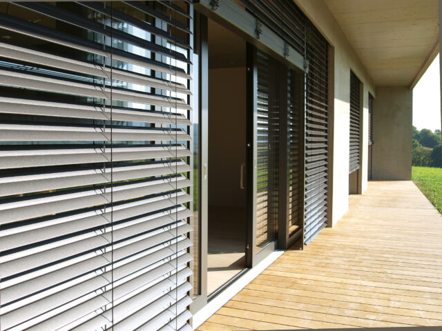 Zatemnenie spálne: ako dosiahnuť úplnú tmu v spálni, aby vás nerušilo ranné svetlo