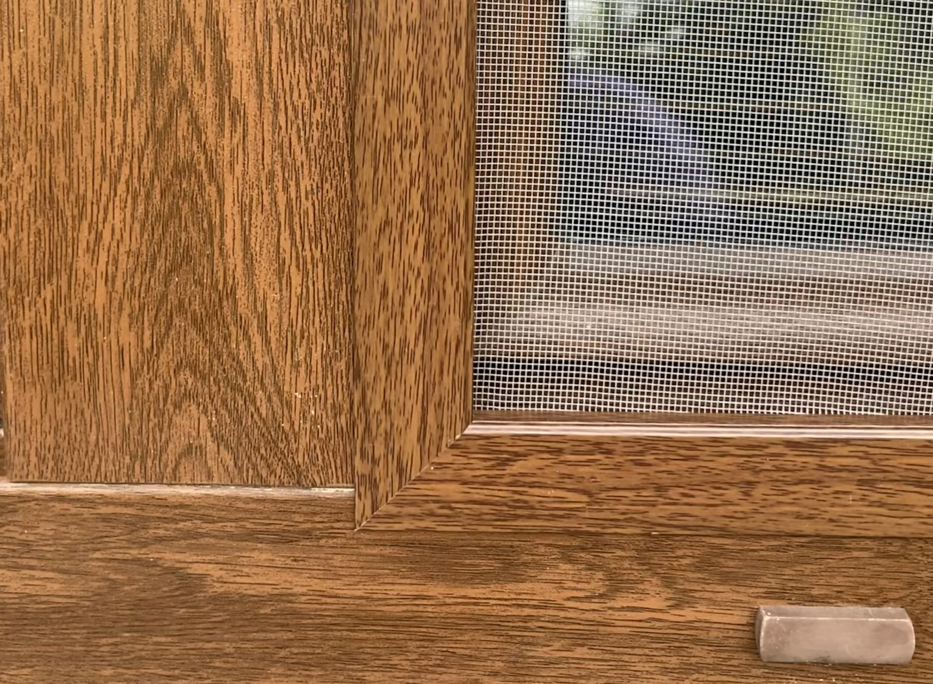 okenná sieť 19x8 orech detail https://www.roletka.sk/wp-content/uploads/2026/08/okenna-siet-19x8-orech-detail-scaled-e1787820811940.jpg